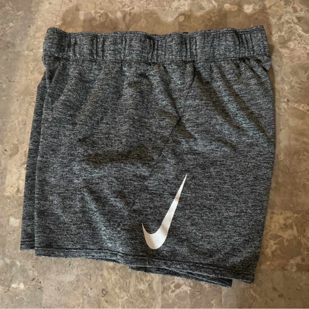 Nike Women’s Gray Shorts (Size Small)